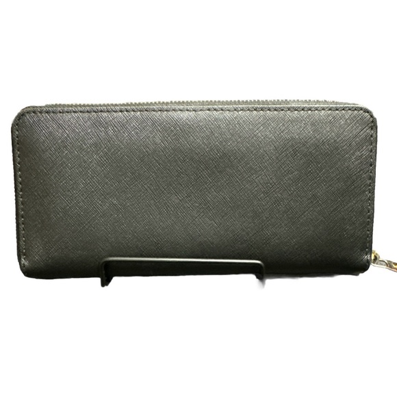 Michael Kors Zip Around Wallet- GUC - Picture 2 of 5